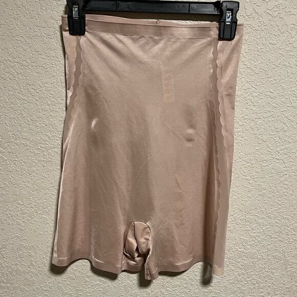 ASSETS by SPANX- Red Hot Label- Luxe & Lean Scalloped High-Waist Girl Short, 1X - Picture 2 of 7